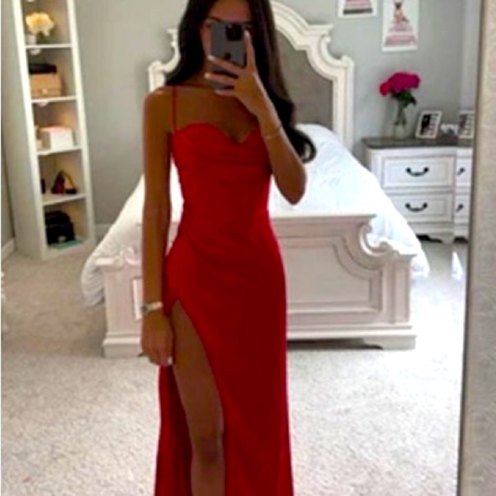 NWT . Long red dress all over Instagram. Size s